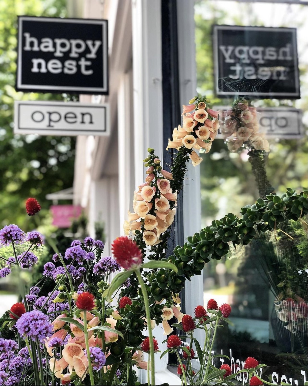 happynest open sign with flowers